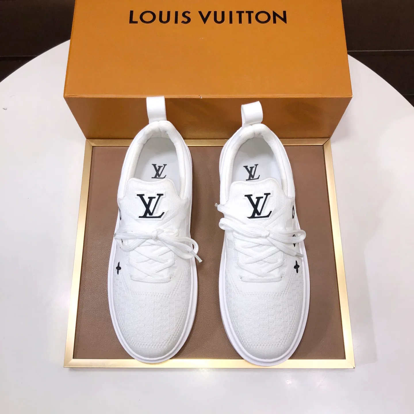 Men's men's shoes 💰640💰Original development, quality shipping, welcome to compare - LV sneaker series sports shoes introduce the loose silhouette of the ready-to-wear series into the spring and summer men's wear shows and make an eye-catching appearance. The cow leather upper is combined with rough fabric laces, and colorful beading highlights the brand's classic elements. LV letters mark the tongue and Monogram floral outsole. Mixed materials Made of top-grain cowhide, thick shoelace design, large Monogram print on the side, mesh lining and cotton feet, the comfort is as extreme as ever, premium heritage, quality first, worth owning! Size: Men’s 38-45 (45 is custom-made and cannot be returned or exchanged)